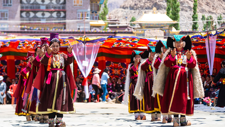 Canti e danze tradizionali sono stati eseguiti dagli artisti Ladakhi durante il pranzo d'addio per Sua Santità il Dalai Lama allo Shewatsel. Leh, Ladakh, India, il 3 agosto 2018. Foto di Tenzin Choejor