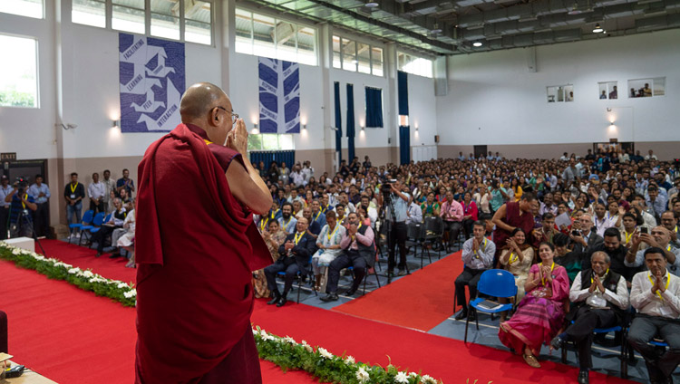 Sua Santità il Dalai Lama saluta il pubblico al suo arrivo sul palco del Goa Institute of Management di Bambolim, Goa, India, l'8 agosto 2018. Foto di Tenzin Choejor