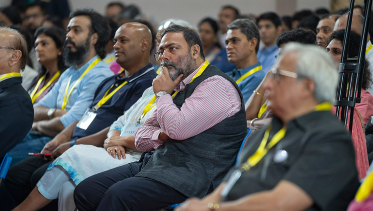 Il pubblico ascolta l'intervento di Sua Santità il Dalai Lama al Goa Institute of Management di Bambolim, Goa, India, l'8 agosto 2018. Foto di Tenzin Choejor