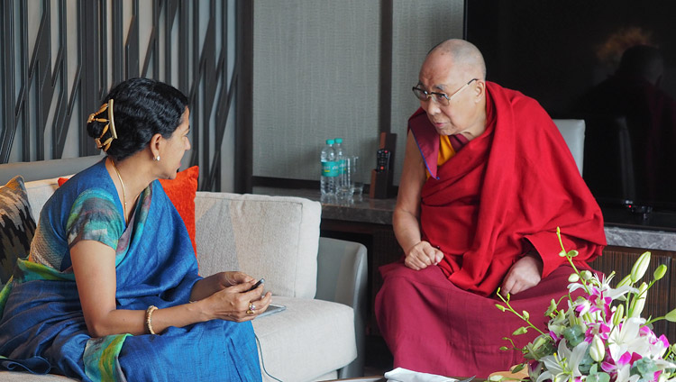 Shoba Narayan intervista Sua Santità il Dalai Lama in Bangalore, Karnataka, India, il 10 agosto 2018. Foto di Jeremy Russell