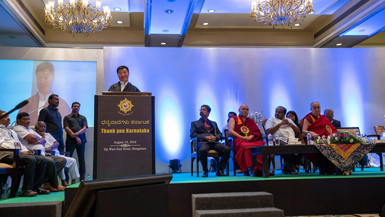 Il Presidente dell'Amministrazione Centrale del Tibet, Lobsang Sangay, si è rivolto al pubblico in occasione del programma Thank You Karnataka, che si è tenuto a Bangalore, Karnataka, India, il 10 agosto 2018. Foto di Tenzin Choejor