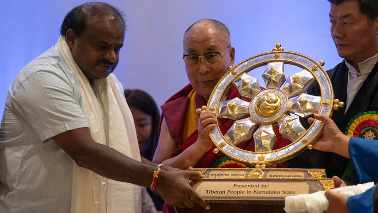 Sua Santità il Dalai Lama offre una ruota del Dharma al Primo Ministro del Karnataka, Kumaraswamy, in segno di gratitudine verso il popolo del Karnataka, durante l'evento Thank You Karnataka a Bangalore, Karnataka, India, il 10 agosto 2018. Foto di Tenzin Choejor