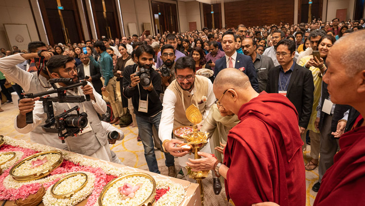 Sua Santità il Dalai Lama accende la lampada per inaugurare l’incontro con Vidyaloke a Bangalore, Karnataka, India, l'11 agosto 2018. Foto di Tenzin Choejor