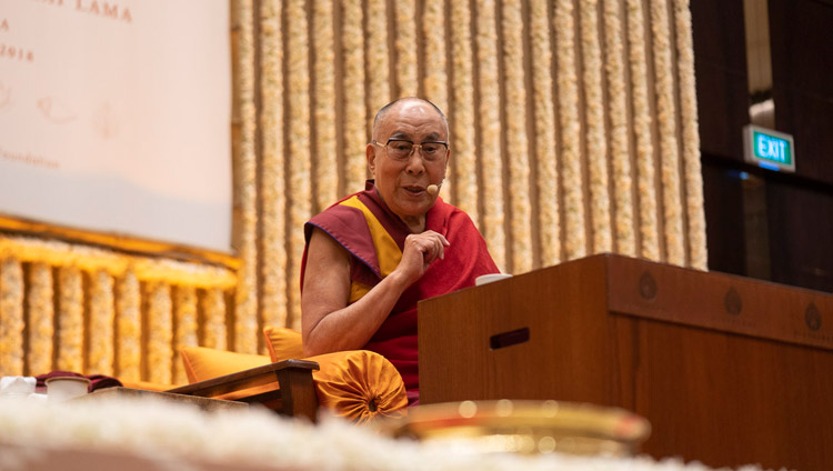 Sua Santità il Dalai Lama parla a una platea di giovani professionisti e studenti a Bangalore, Karnataka, India, l'11 agosto 2018. Foto di Tenzin Choejor
