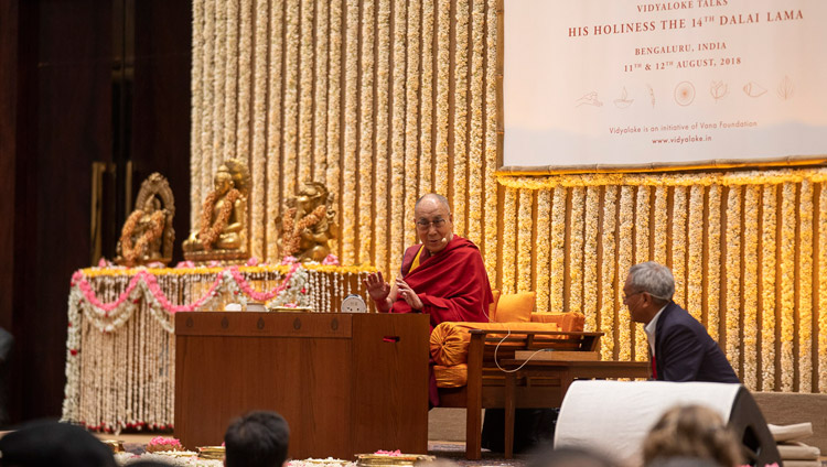 Un ragazzino rivolge una domanda a Sua Santità il Dalai Lama durante il suo discorso a Bangalore, Karnataka, India, l'11 agosto 2018. Foto di Tenzin Choejor