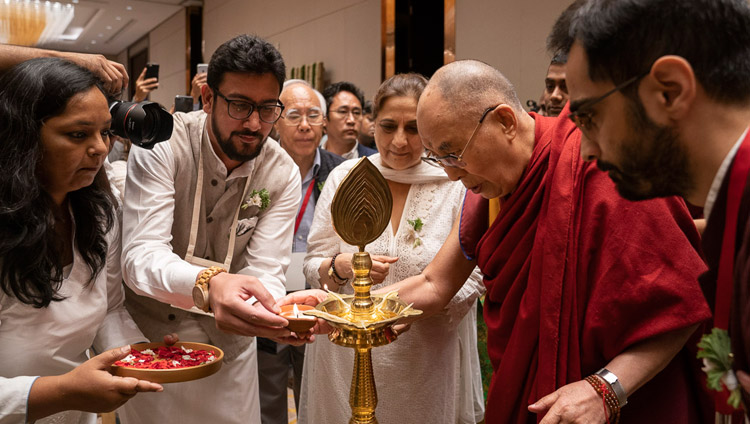 Sua Santità il Dalai Lama accende la lampada prima del suo discorso su "La saggezza indiana e il mondo moderno" a Bangalore, Karnataka, India, il 12 agosto 2018. Foto di Tenzin Choejor