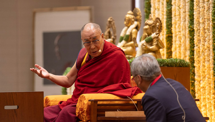 Sua Santità il Dalai Lama spiega un punto in tibetano al suo interprete di lingua inglese durante il suo discorso su "La saggezza indiana e il mondo moderno" a Bangalore, Karnataka, India, il 12 agosto 2018. Foto di Tenzin Choejor