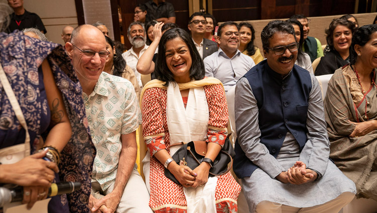 Il pubblico durante una battuta fatta da Sua Santità il Dalai Lama nel corso del suo discorso a Bangalore, Karnataka, India, il 12 agosto 2018. Foto di Tenzin Choejor