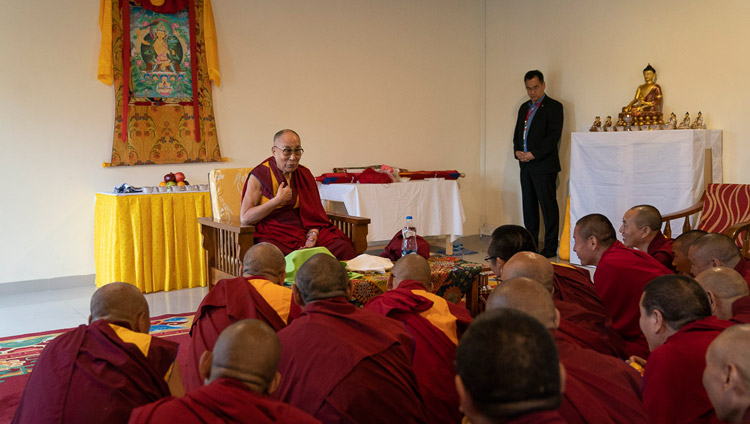 Sua Santità il Dalai Lama parla con i Geshe che studiano all'Istituto di Educazione Superiore del Dalai Lama a Sheshagrihalli, Karnataka, India, il 13 agosto 2018. Foto di Tenzin Choejor