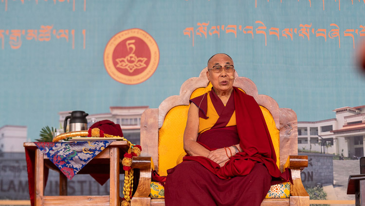 Sua Santità il Dalai Lama si rivolge a una folla di oltre 6000 persone presso l'Istituto di Educazione Superiore del Dalai Lama a Sheshagrihalli, Karnataka, India, il 13 agosto 2018. Foto di Tenzin Choejor