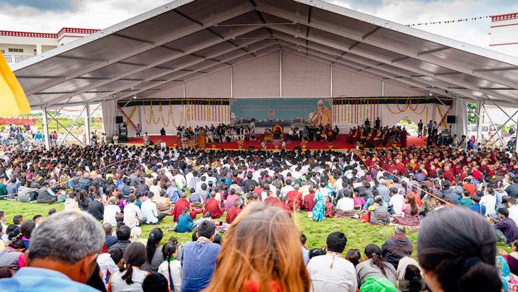 L'anfiteatro durante il discorso di Sua Santità il Dalai Lama al Dalai Lama Institute of Higher Education a Sheshagrihalli, Karnataka, India, il 13 agosto 2018. Foto di Tenzin Choejor