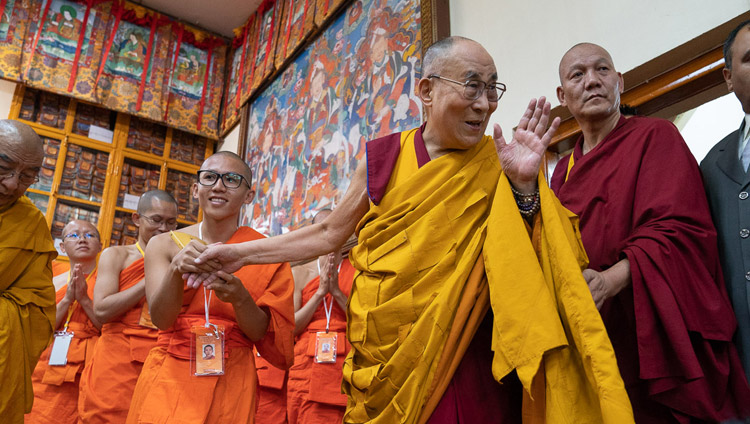 Sua Santità il Dalai Lama saluta la folla al suo arrivo al Tempio Tibetano Principale a Dharamsala, India, il 4 settembre 2018. Foto di Tenzin Choejor