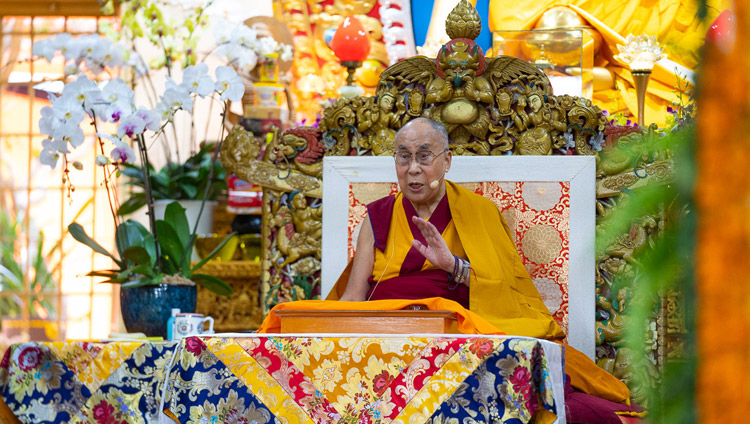 Sua Santità il Dalai Lama durante il primo giorno degli insegnamenti richiesti dai praticanti provenienti dall'Asia orientale e sudorientale presso il Tempio Tibetano Principale a Dharamsala, India, il 4 settembre 2018. Foto di Tenzin Choejor