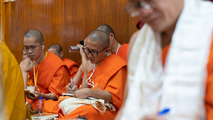 I membri della comunità monastica thailandese prendono appunti durante l'insegnamento di Sua Santità il Dalai Lama presso il Tempio Tibetano Principale a Dharamsala, India, il 4 settembre 2018. Foto di Tenzin Choejor