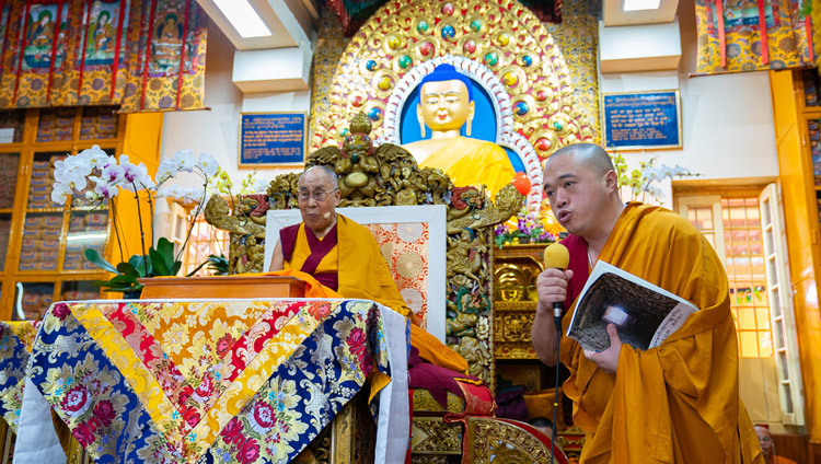 Domande e risposte con i praticanti, durante l’insegnamento di Sua Santità il Dalai Lama al Tempio Tibetano Principale di Dharamsala, India, il 4 settembre 2018. Foto di Tenzin Choejor