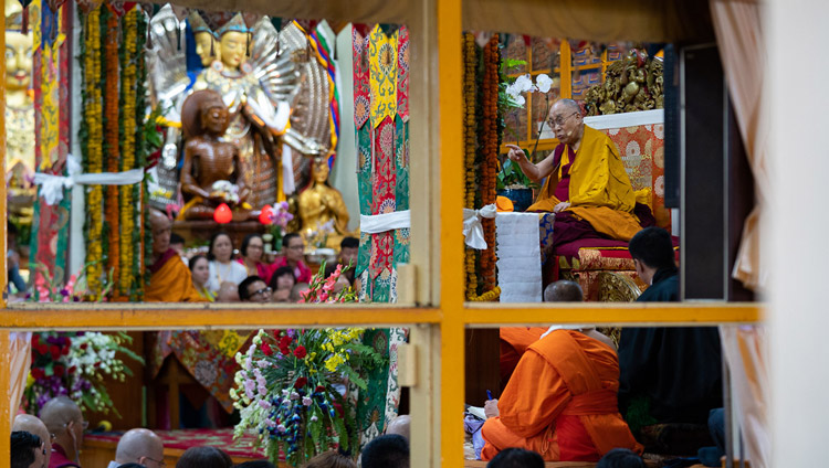 Sua Santità il Dalai Lama nel Tempio Tibetano principale durante la prima giornata di insegnamenti a Dharamsala, India, il 4 settembre 2018. Foto di Tenzin Choejor