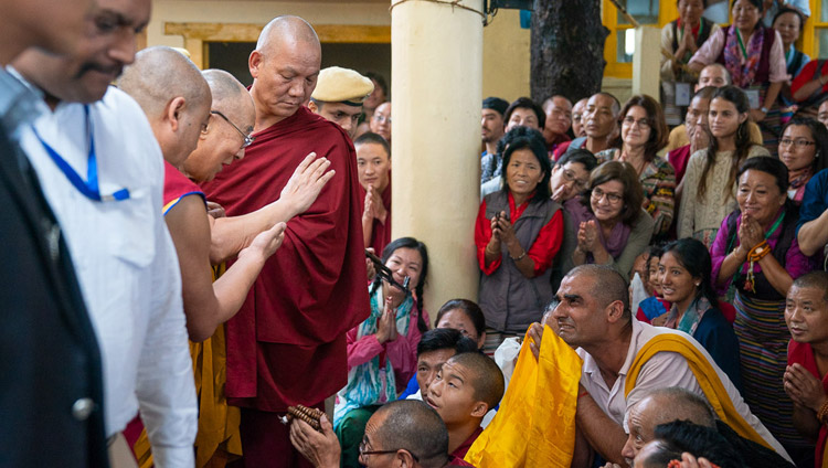Sua Santità il Dalai Lama saluta i praticanti che hanno assistito agli insegnamenti dal cortile del Tempio Tibetano Principale, prima di fare ritorno alla sua residenza al termine del primo dei quattro giorni di insegnamenti. Dharamsala, India, 4 settembre 2018. Foto di Tenzin Choejor
