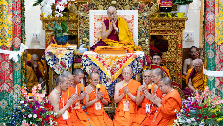 I monaci thailandesi che cantano in Pali la lode delle Dieci Perfezioni secondo la tradizione Theravada, all'inizio del secondo giorno degli insegnamenti di Sua Santità il Dalai Lama al Tempio Tibetano Principale a Dharamsala, India, il 5 settembre 2018. Foto di Tenzin Choejor