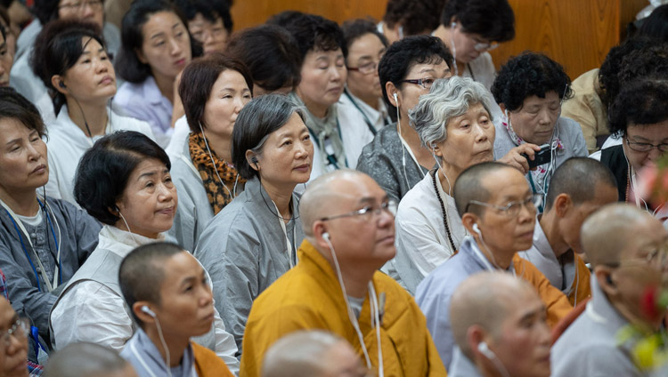 I praticanti del Sud-Est asiatico ascoltando Sua Santità il Dalai Lama durante il secondo giorno di insegnamenti al Tempio Tibetano Principale a Dharamsala, India, il 5 settembre 2018. Foto di Tenzin Choejor