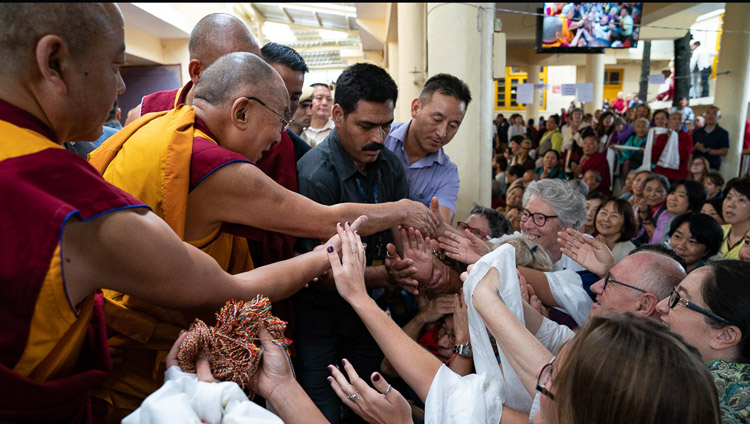 Sua Santità il Dalai Lama saluta il pubblico mentre lascia il Tempio Tibetano Principale al termine del secondo giorno dei suoi insegnamenti. Dharamsala, India, il 5 settembre 2018. Foto di Tenzin Choejor