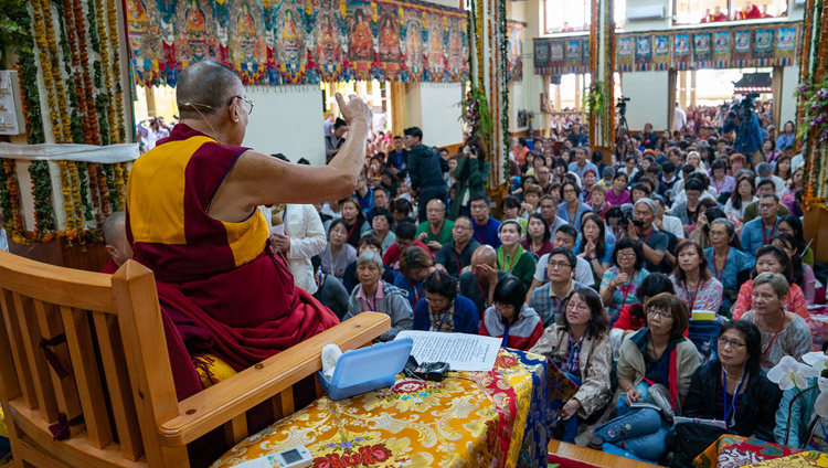 Sua Santità il Dalai Lama risponde alle domande del pubblico l'ultimo giorno dei suoi insegnamenti presso il  Tempio Tibetano Principale di Dharamsala, India, il 7 settembre 2018. Foto di Tenzin Choejor