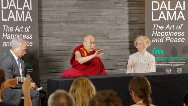 Il segretario generale di IM, Ann Svensén, alla sinistra di Sua Santità il Dalai Lama durante la conferenza stampa organizzata a Malmö, Svezia, il 12 settembre 2018. Foto di Jeremy Russell