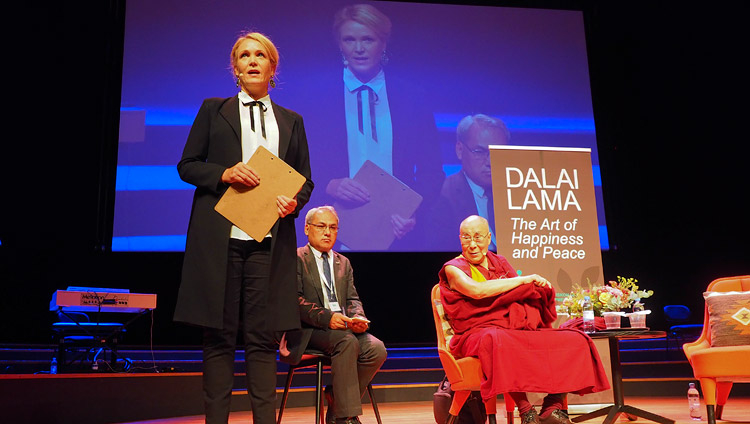 La giornalista televisivo svedese Kattis Ahlstrom presenta Sua Santità il Dalai Lama all'inizio della conferenza al Malmö Live di Malmö, Svezia, il 12 settembre 2018. Foto di Jeremy Russell