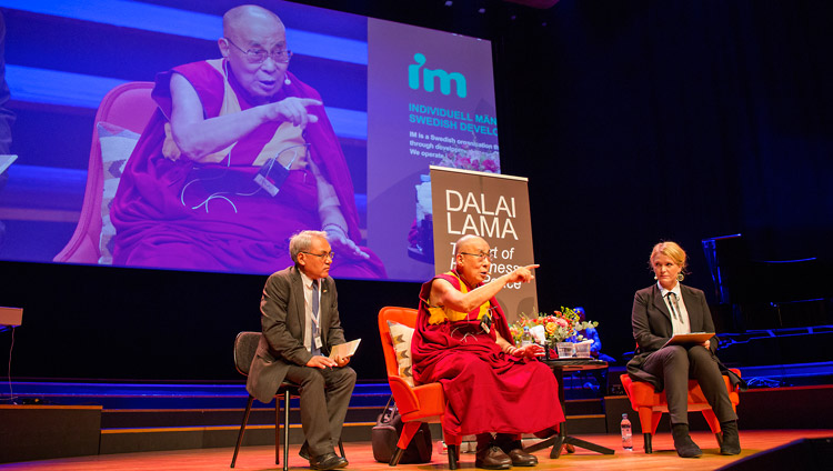Sua Santità il Dalai Lama risponde alle domande del pubblico durante il suo discorso a Malmö, Svezia, il 12 settembre 2018. Foto di Malin Kihlström/IM