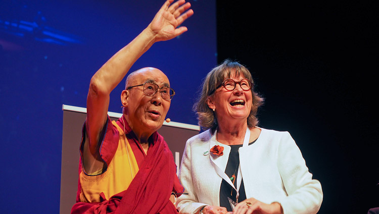 Sua Santità il Dalai Lama con Birthe Müller dell’IM, al termine della conferenza a Malmö, Svezia, il 12 settembre 2018. Foto di Jeremy Russell