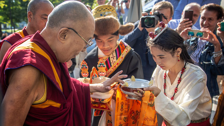 I membri della comunità tibetana hanno offerto a Sua Santità il Dalai Lama il tradizionale benvenuto presso il suo hotel a Rotterdam, Paesi Bassi, il 14 settembre 2018. Foto di Jeppe Schilder