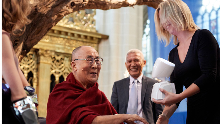 Sua Santità il Dalai Lama interagisce con AV1, il primo robot di telepresenza al mondo, durante la discussione su "Robotica e telepresenza" alla Nieuwe Kerk di Amsterdam, Paesi Bassi, il 15 settembre 2018. Foto di Olivier Adam
