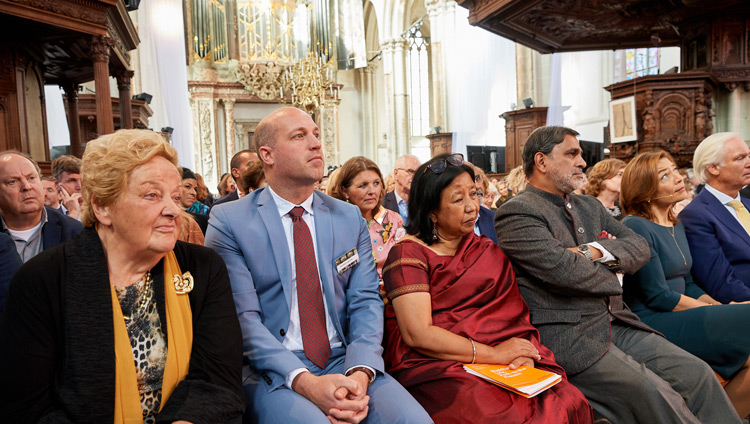 Il pubblico assiste all’intervento di Sua Santità il Dalai Lama durante la discussione su "Robotica e Telepresenza" alla Nieuwe Kerk di Amsterdam, Paesi Bassi, il 15 settembre 2018. Foto di Olivier Adam