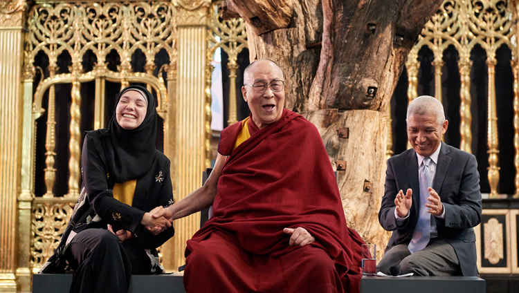 Sua Santità il Dalai Lama risponde alle domande di Selma Boulmalf durante la discussione su "Malattia, invecchiamento e morte" presso la Nieuwe Kerk ad Amsterdam, Paesi Bassi, il 15 settembre 2018. Foto di Olivier Adam