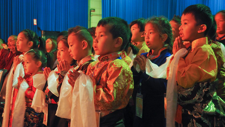 I piccoli tibetani cantano una preghiera per la lunga vita di Sua Santità il Dalai Lama prima del suo incontro con la comunità tibetana presso il centro congressi Ahoy di Rotterdam, Paesi Bassi, il 16 settembre 2018. Foto di Jeremy Russell