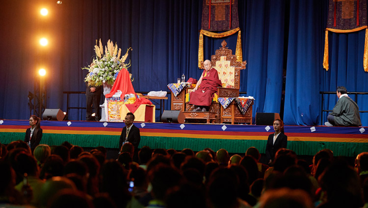 Sua Santità il Dalai Lama si rivolge agli oltre cinquemila membri della comunità tibetana provenienti da Paesi Bassi, Belgio, Gran Bretagna, Spagna e Austria, riuniti al centro congressi Ahoy di Rotterdam, Paesi Bassi, il 16 settembre 2018. Foto di Olivier Adam