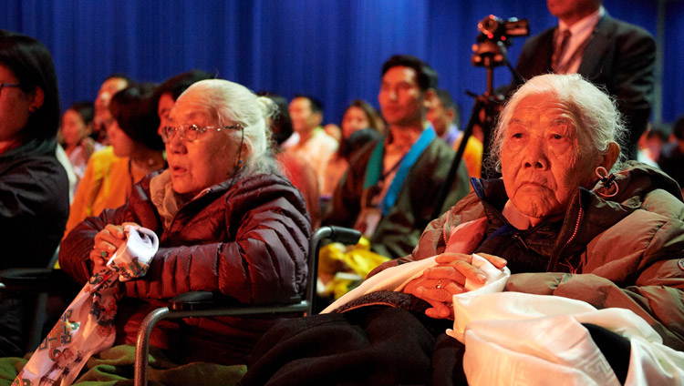 Alcune anziane della comunità tibetana ascoltano Sua Santità il Dalai Lama durante l’incontro organizzato presso il centro congressi Ahoy di Rotterdam, Paesi Bassi, il 16 settembre 2018. Foto di Olivier Adam