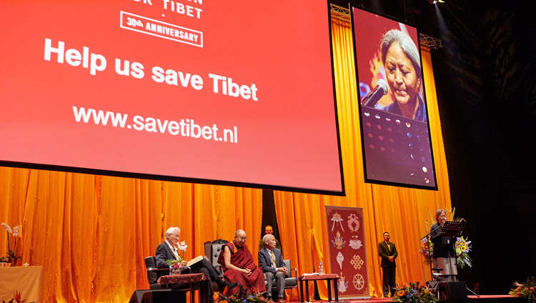 La direttrice esecutiva della Campagna internazionale per il Tibet (ICT) Tsering Jhampa introduce Sua Santità il Dalai Lama e Richard Gere all'inizio dell’incontro organizzato presso il centro congressi Ahoy di Rotterdam, Paesi Bassi, il 16 settembre 2018. Foto di Olivier Adam