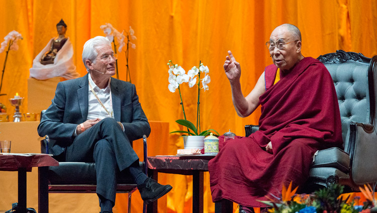 Il presidente della Campagna Internazionale per il Tibet (ICT) Richard Gere e Sua Santità il Dalai Lama durante la loro conversazione al centro congressi Ahoy di Rotterdam, Paesi Bassi, il 16 settembre 2018. Foto di Jurjen Donkers