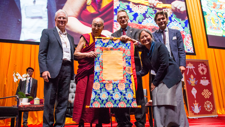 I responsabili della ICT insieme a Sua Santità il Dalai Lama, durante l’incontro organizzato presso il centro congressi Ahoy di Rotterdam, Paesi Bassi, il 16 settembre 2018. Foto di Jurjen Donkers