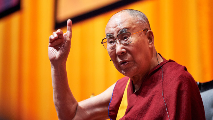 Sua Santità il Dalai Lama risponde al pubblico durante il suo discorso al centro congressi Ahoy di Rotterdam, Paesi Bassi, il 16 settembre 2018. Foto di Olivier Adam