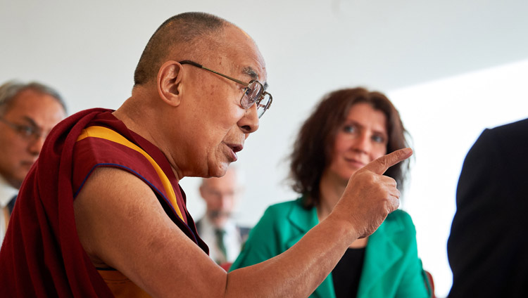Sua Santità il Dalai Lama parla con un gruppo di parlamentari olandesi a Rotterdam, Paesi Bassi, il 17 settembre 2018. Foto di Olivier Adam