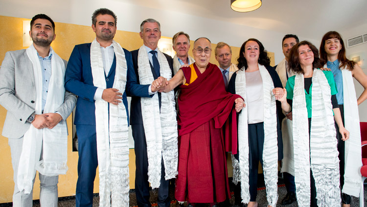 I parlamentari olandesi con le tradizionali sciarpe bianche donate da Sua Santità il Dalai Lama dopo il loro incontro a Rotterdam, Paesi Bassi, il 17 settembre 2018. Foto di Jurjen Donkers