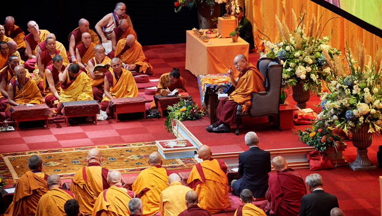 Sua Santità il Dalai Lama durante l’insegnamento all'Ahoy Arena di Rotterdam, Paesi Bassi, il 17 settembre 2018. Foto di Olivier Adam