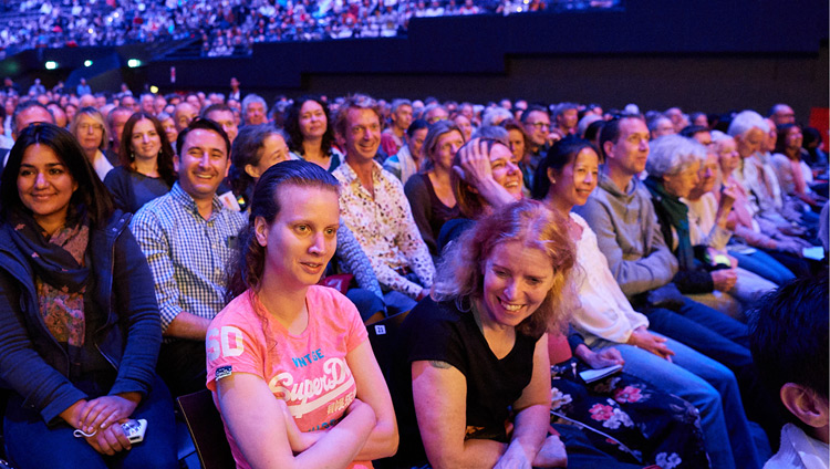 Il pubblico ascolta Sua Santità il Dalai Lama durante il suo insegnamento all'Ahoy Arena di Rotterdam, Paesi Bassi, il 17 settembre 2018. Foto di Olivier Adam