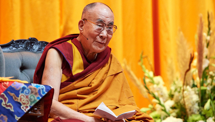 Sua Santità il Dalai Lama durante il suo insegnamento sulle 'Otto strofe dell’addestramento mentale” a Rotterdam, Paesi Bassi, il 17 settembre 2018. Foto di Olivier Adam