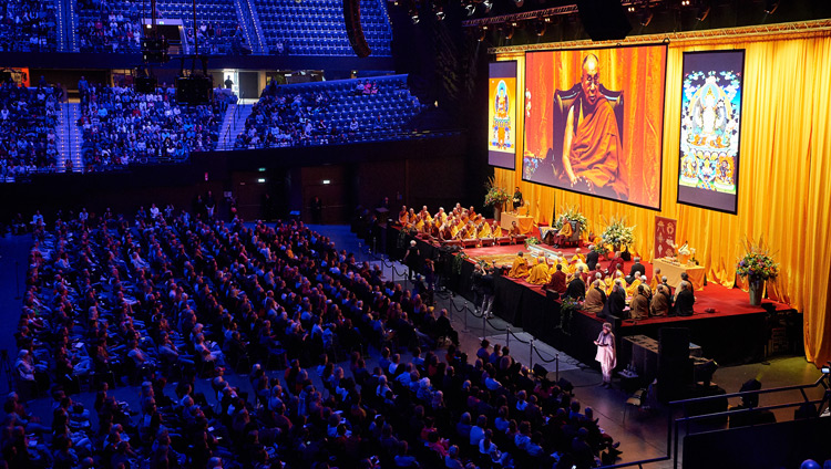 Il palcoscenico durante l'insegnamento di Sua Santità il Dalai Lama all'Ahoy Arena di Rotterdam, Paesi Bassi, il 17 settembre 2018. Foto di Olivier Adam