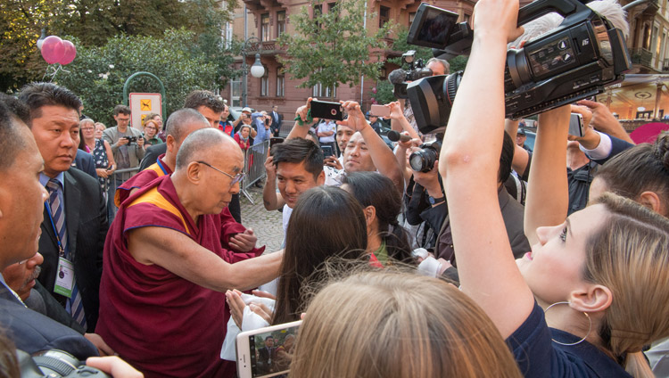 Sua Santità il Dalai Lama saluta la folla al suo arrivo alla Kongresshaus Stadthalle di Heidelberg, Germania, il 20 settembre 2018. Foto di Manuel Bauer