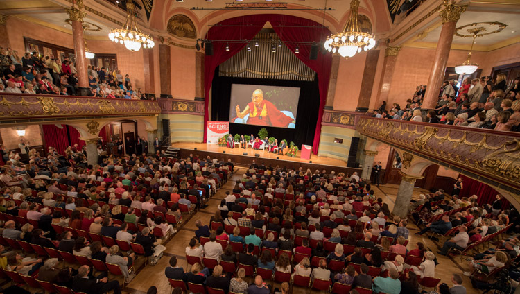 Sua Santità il Dalai Lama durante il dialogo su “Felicità e responsabilità” a Heidelberg, Germania, il 20 settembre 2018. Foto di Manuel Bauer