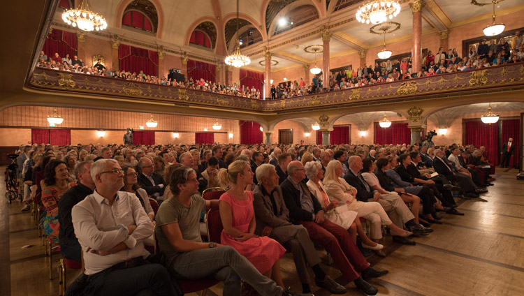 Il pubblico ascolta il dialogo su “Felicità e responsabilità” alla Kongresshaus Stadthalle di Heidelberg, Germania, il 20 settembre 2018. Foto di Manuel Bauer