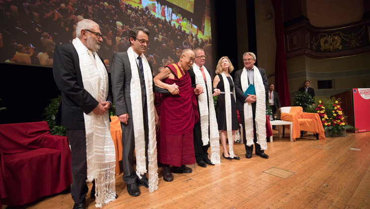 Sua Santità il Dalai Lama e i relatori alla conclusione del dialogo su Felicità e responsabilità alla Kongresshaus Stadthalle di Heidelberg, Germania, il 20 settembre 2018. Foto di Manuel Bauer